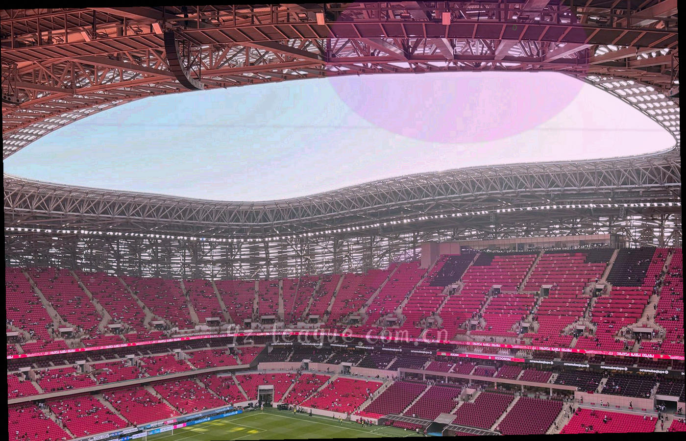 夜间球场的局部特写，灯光在深色画面中形成斜向光带并留出大片暗部