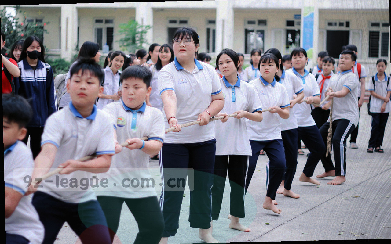 深色界面中的赛程筛选栏与比赛列表，右侧有订阅提醒开关